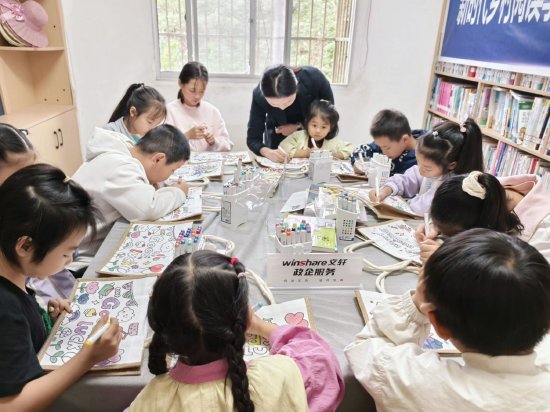 孩子们在书屋认真绘制帆布包. 冷畅婷摄