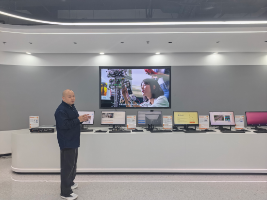 媒体行探访阿加犀展厅