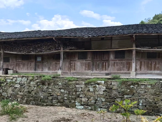 ▲L型穿斗木結構建筑,人字坡頂,小青瓦,圍護結構多為竹篾、木板,山墻面有木柱、垂魚,門窗均為木質,部分有雕花。一層有堂屋、臥室、廚房等,二層以儲物為主,設有連廊。