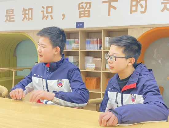 戴煜官(左)和雷智天同学接受媒体访问