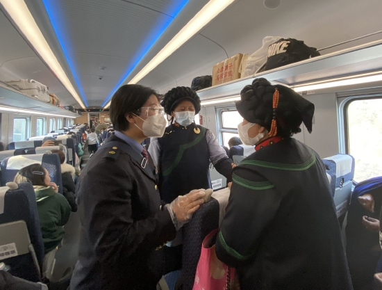 列车员瓦扎阿基莫和旅客交流。兰珍 摄