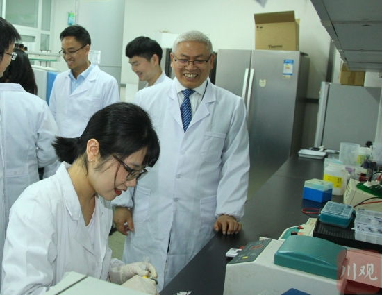 吴德（右1）在实验室指导学生做实验。