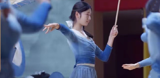 学生们在表演中,图据《传承的力量》