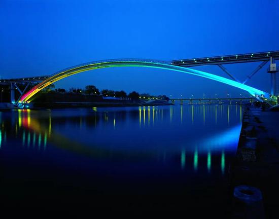 比如,韩国首尔的和平人行桥,线条优美,晚上灯亮更是美不胜收.