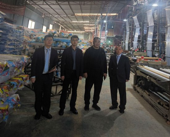 图为农行达川支行现场办公解决农资生产企业困难