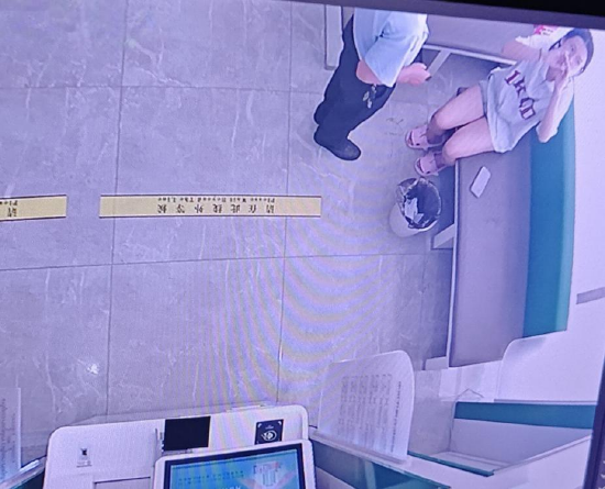 图为李女士服用农行备用的葡萄糖口服液