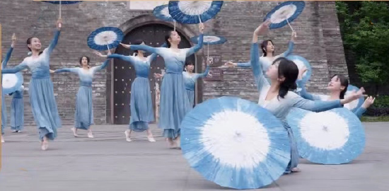 在杨升庵故居桂湖公园表演,图据《传承的力量》