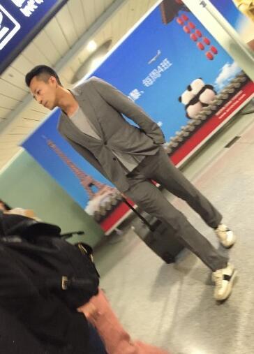 汪小菲黑色休闲服吃火锅 被赞"长得很帅"_新浪四川_新浪网