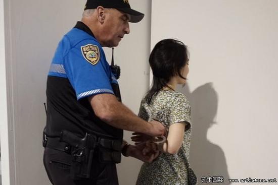 去年12月迈阿密海滩巴塞尔艺术展会场上中国女留学生赵思源被逮捕