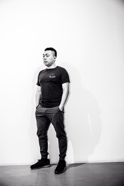 2013年,26岁的林瀚以100万美元买下曾梵志的《面具》,作为第一件艺术