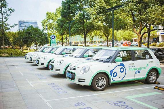 受访者供图5月17日上午,聂泽历驾驶着一辆四座新能源电动车驶入成都