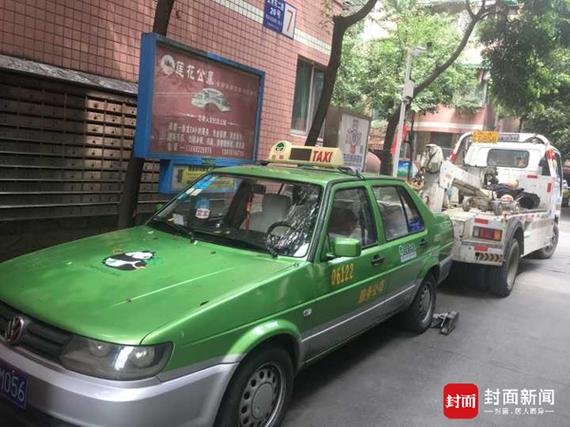 成都多辆克隆出租车被查搜出怪异工具