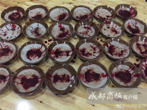 成都车展在即 4s店放大招 总经理带领员工喝鸡血酒打气