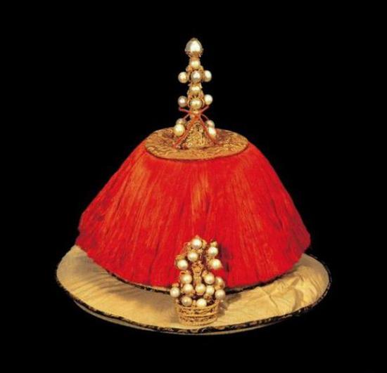 清高宗乾隆夏朝冠,夏朝冠顶子为柱形,共三层,每层为四金龙合抱,龙上各