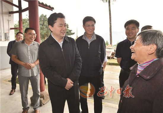 罗增斌在巴州区大罗镇铁炉垭村与贫困群众亲切交谈