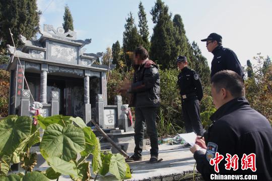 男子为赚钱走上盗墓不归路 疯狂盗窃81座公墓被抓