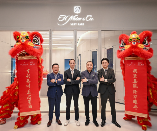 从左至右：东方表行首席运营官Kenneth CHAN，亨利慕时首席执行官Edouard MEYLAN，东方表行董事总经理Dennis YEUNG，以及亨利慕时中国Frost NIU