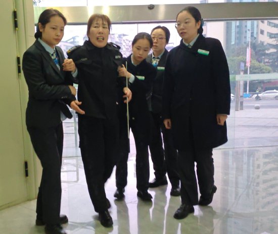 图为农行达川支行女性员工救护受伤保安