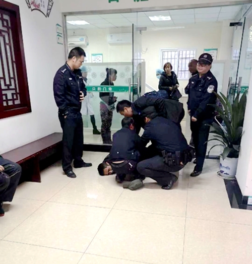 带娃到医院打针 攀枝花民警顺手抓了个小偷