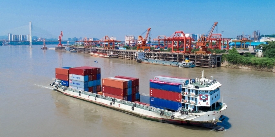 泸州港发往重庆、上海等港口的集装箱班轮密度达每周30余班。四川省航务海事中心供图