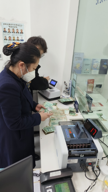 恒丰银行成都金沙支行为客户提供快速兑换金质服务