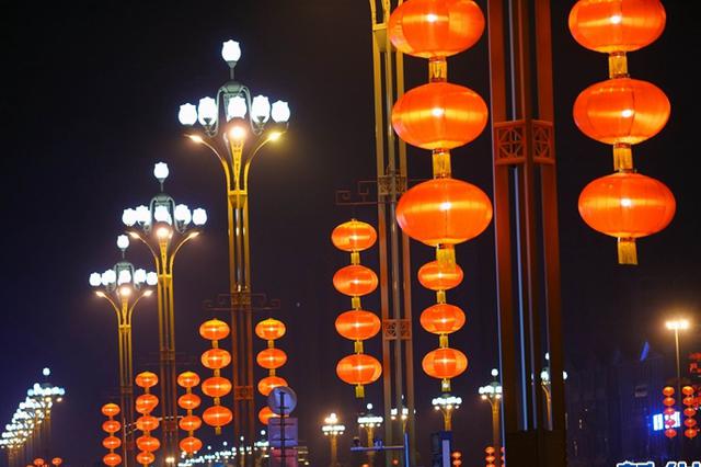 大红灯笼迎新年 乐山夜色更迷人
