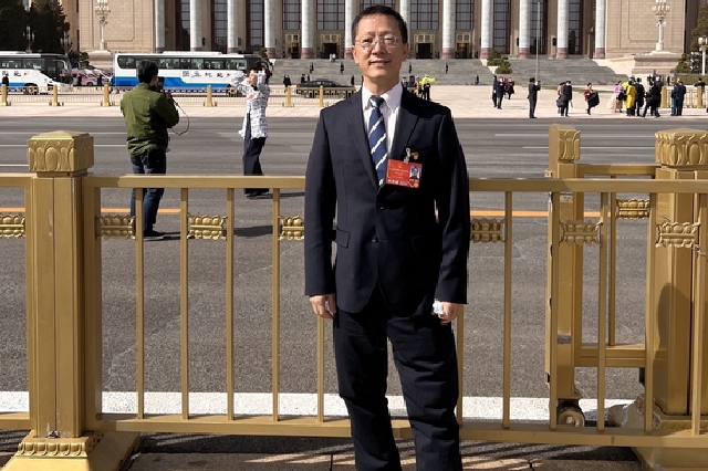 全国人大代表梁益建:培养教师成为"脊柱侧弯初筛者" 减少"被折叠"的