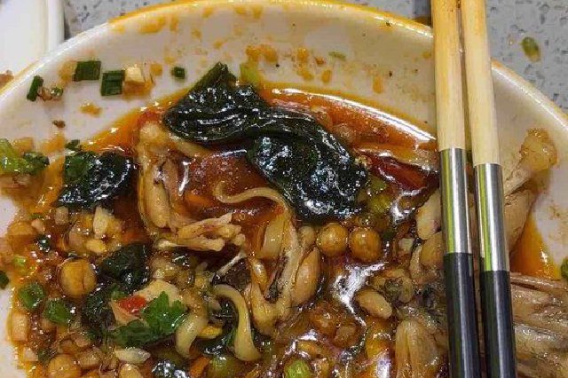 纯肉套餐有素菜顾客质疑二次锅底 店家：师傅煮错锅倒错菜