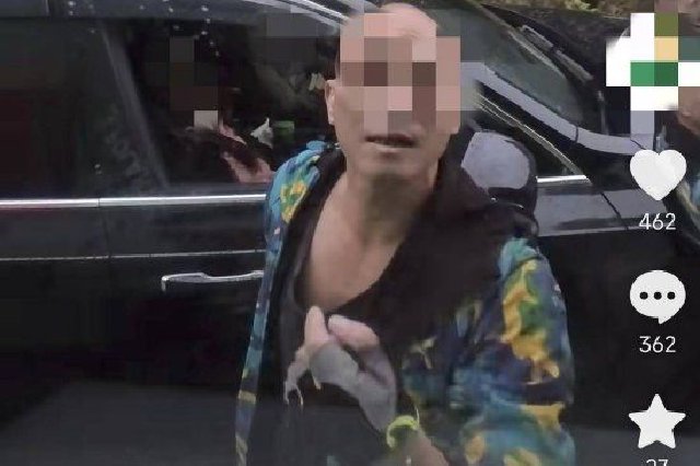 超車失敗竟叫人攔停用棍子砸車 當事人：警方已立案調查