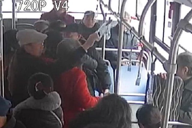 八旬老人公交车上突发疾病，95后女驾驶员停车救助