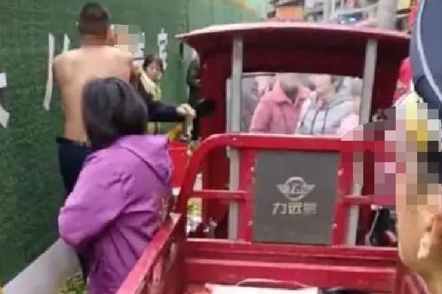 老人街头被打 城管旁观未制止 现场人员已劝阻并报警已介调查