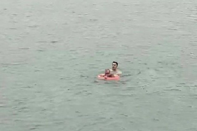 不畏冰冷河水，乐山马边退伍军人跳河救人！