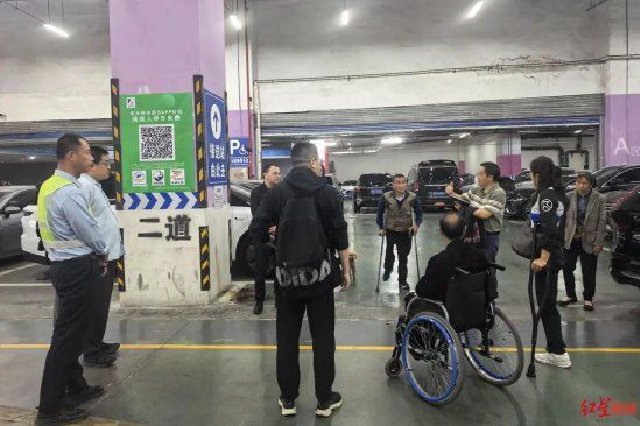▲残疾人代表在成都东站汽车客运站完成全流程体验