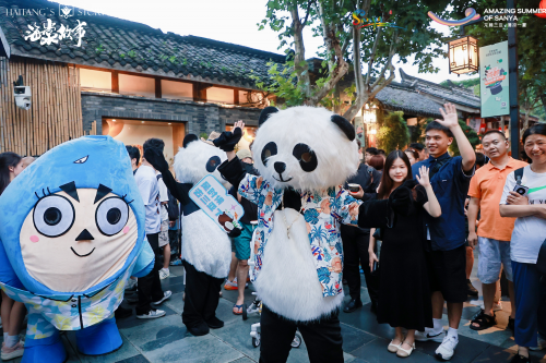 “跟着花花游三亚”主题熊猫巡游活动吸引成都市民游客驻足打卡