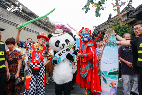 “跟着花花游三亚”主题熊猫在成都宽窄巷子巡游