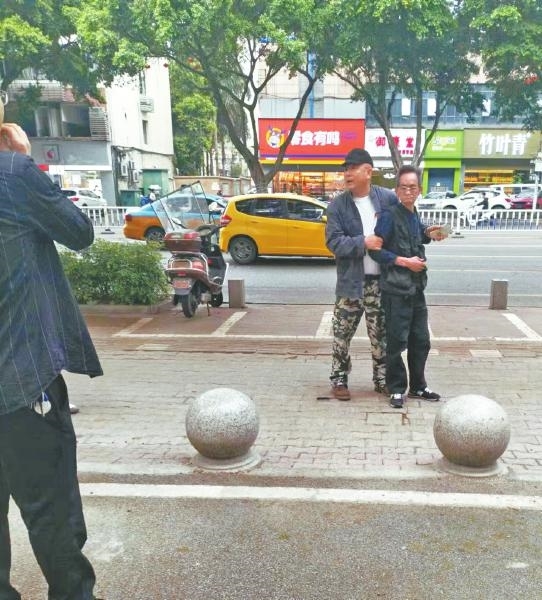 马力贤（左）从身后制服行凶者，把刀踩在地上 图据封面新闻