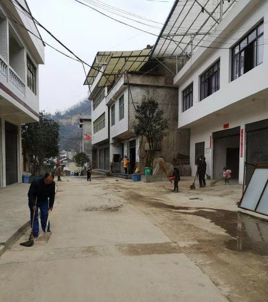 紫溪乡大人小孩主动打扫周围环境卫生