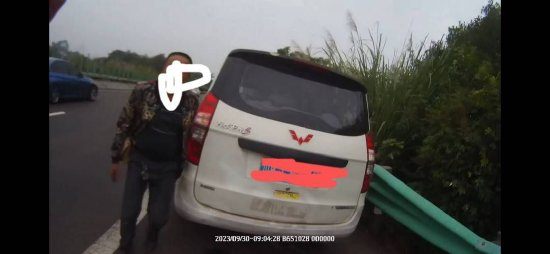 在高速公路低速行駛被記分罰款(高速交警視頻截圖)