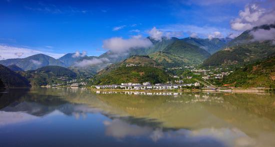 四川石棉县: 俯瞰长征路上新村美