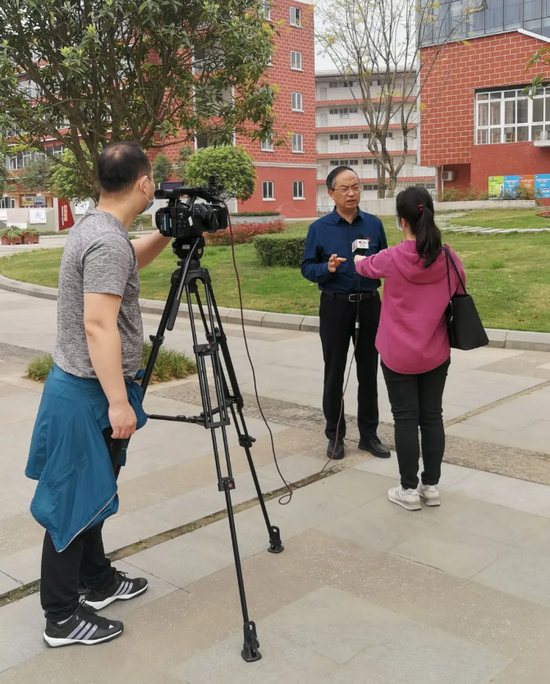 张英武副局长接受四川电视台记者采访