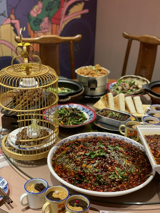 杨记隆府的菜品及品牌吸引了各界知名人士前来打卡,其中包括贾玲