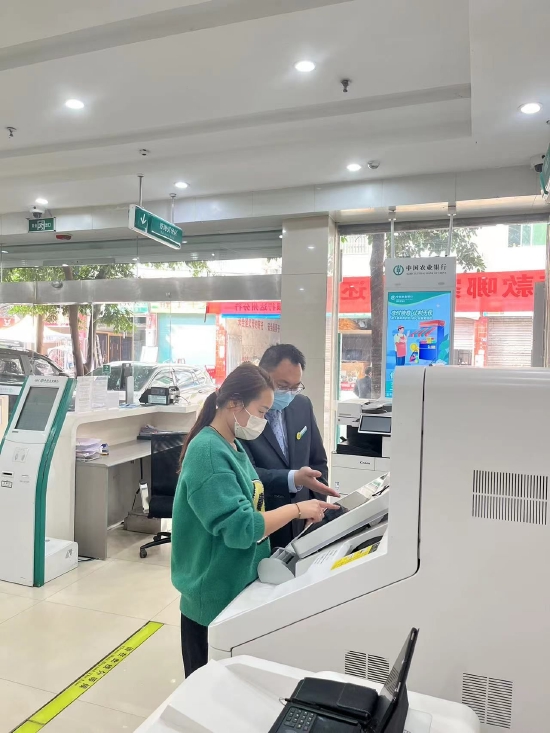 農(nóng)行渠縣巖峰支行員工正在服務(wù)客戶(hù)