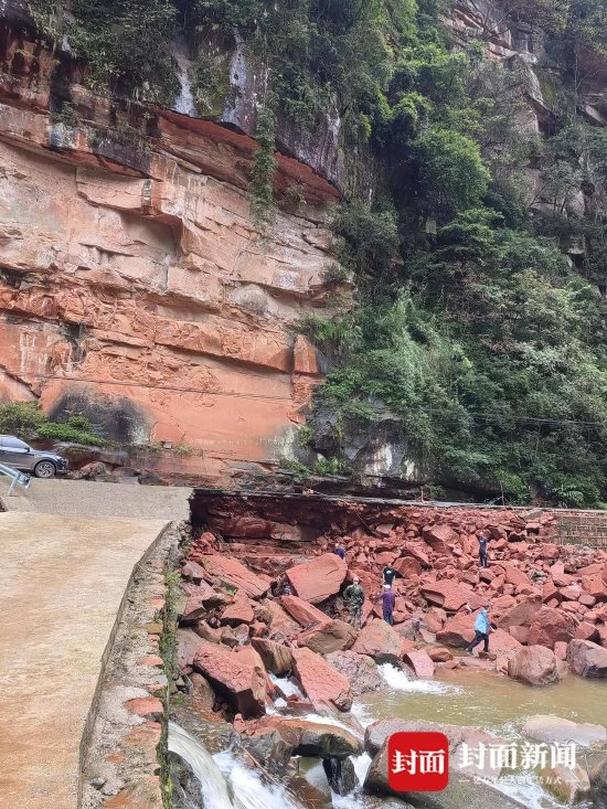 红砂岩石受暴雨冲刷影响滚落河边