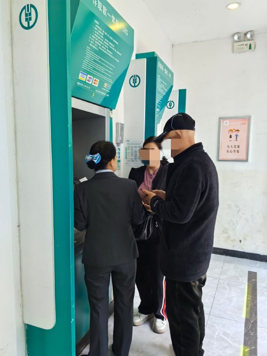 警惕安全账户陷阱农业银行四川达州通川支行员工帮助老年夫妇堵截电信