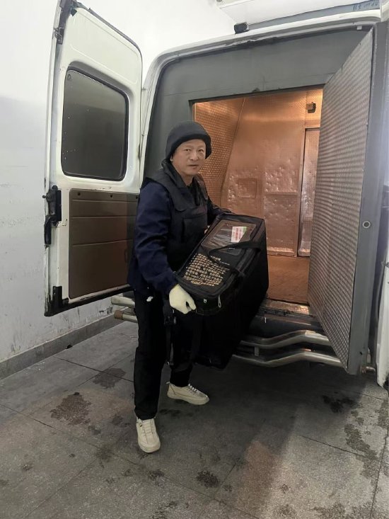 茍興文搬50斤重鈔箱上運鈔車