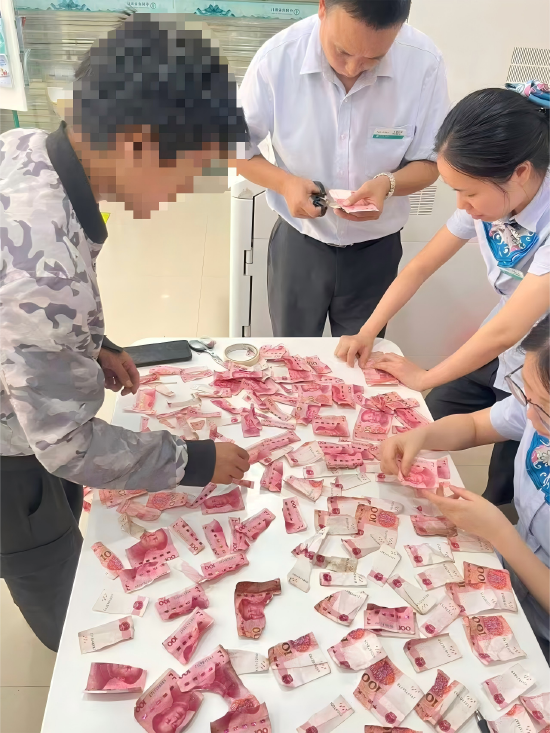 图为农行渠县琅琊支行员工正在精心“救”钱