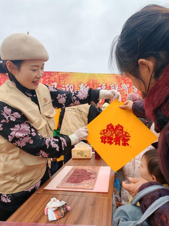 文艺工作为市民赠送年画