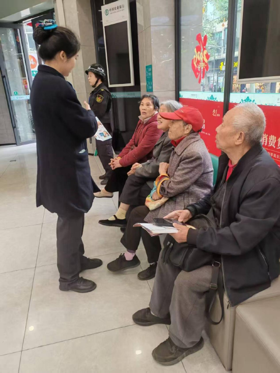 图为农业银行渠县有庆支行厅堂“微沙龙”培训老年客户