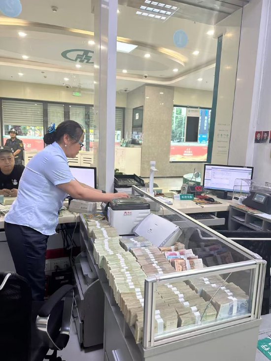 图为郑莲在计算残损潮湿钞数量