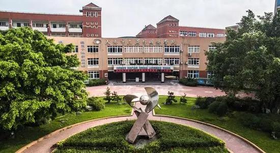 成都市三原外国语学校创办于2000年,学校位于新都区蜀龙大道毗河东路